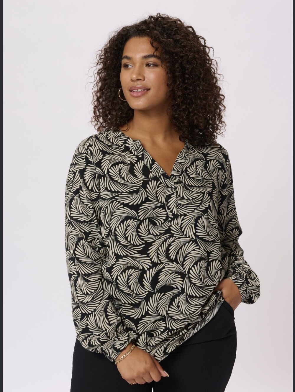 Kaffe Women’s Long Kamarta Tilly Blouse – Black & Tan – Size 46